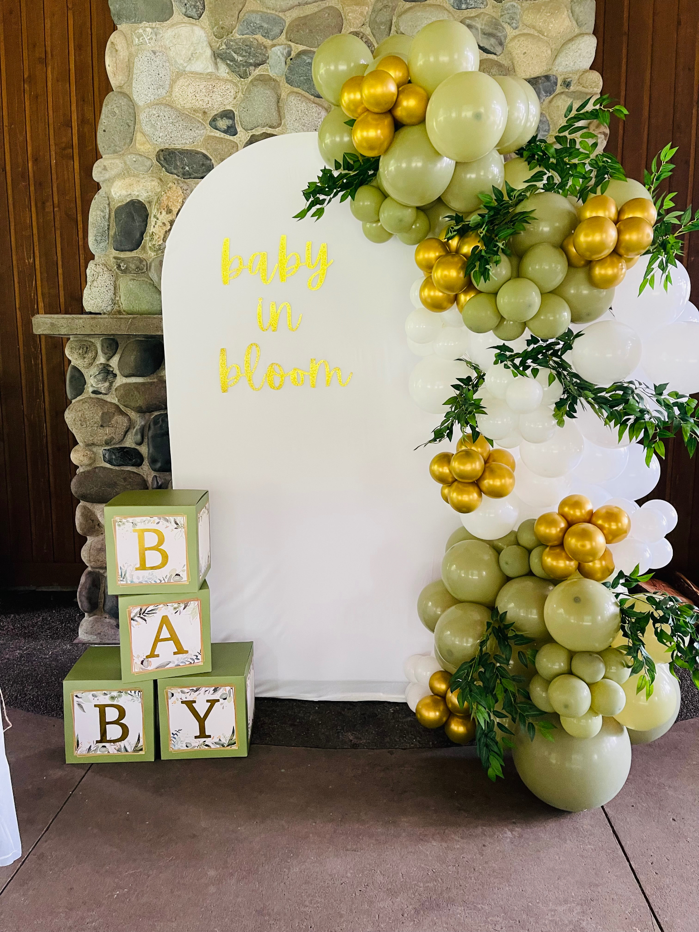 Baby in Bloom sage & gold arch